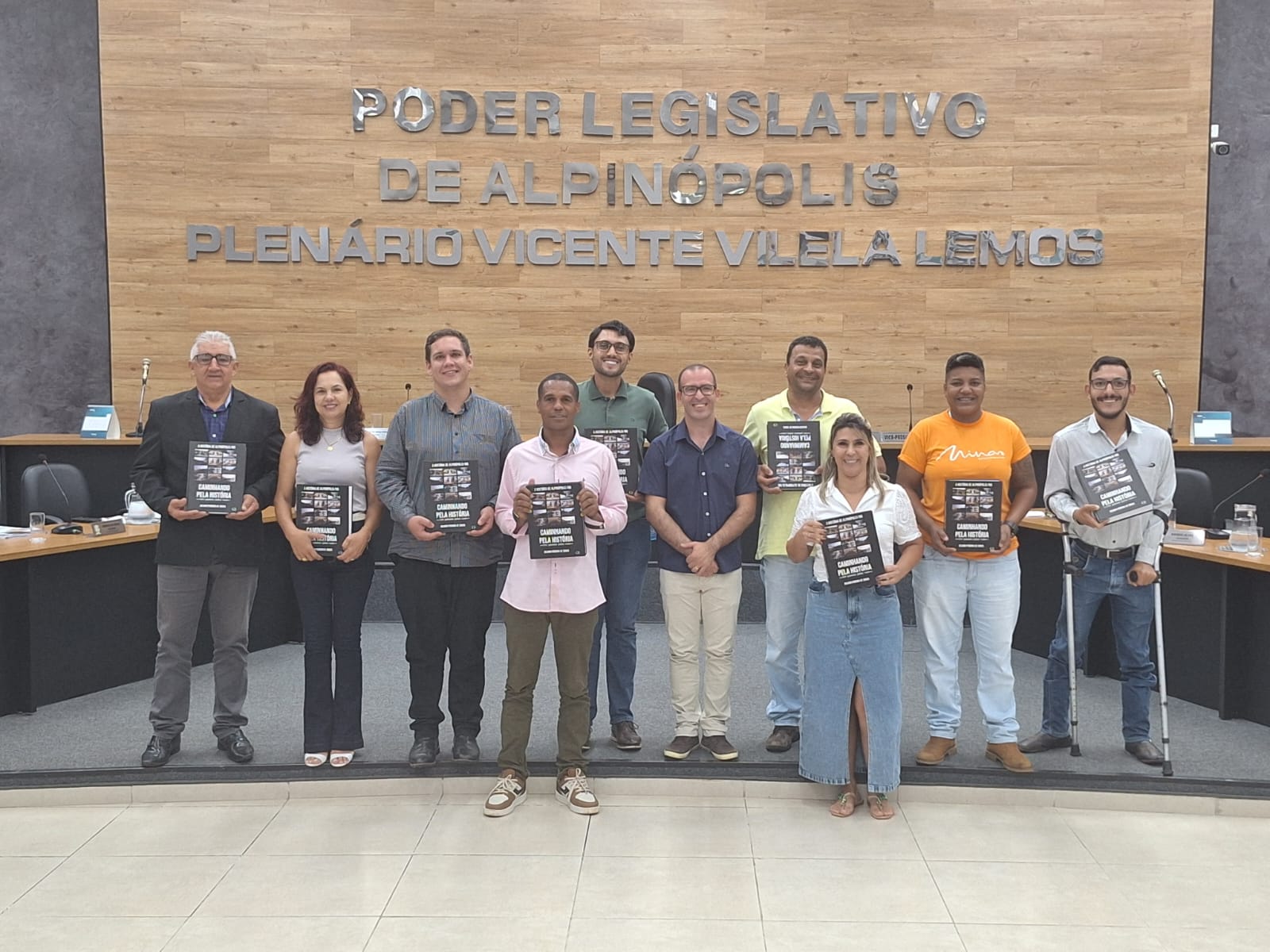 Livro "A História de Alpinópolis/MG – Caminhando Pela História: Um Passeio Pelas Ruas" é Lançado Durante Sessão da Câmara Municipal