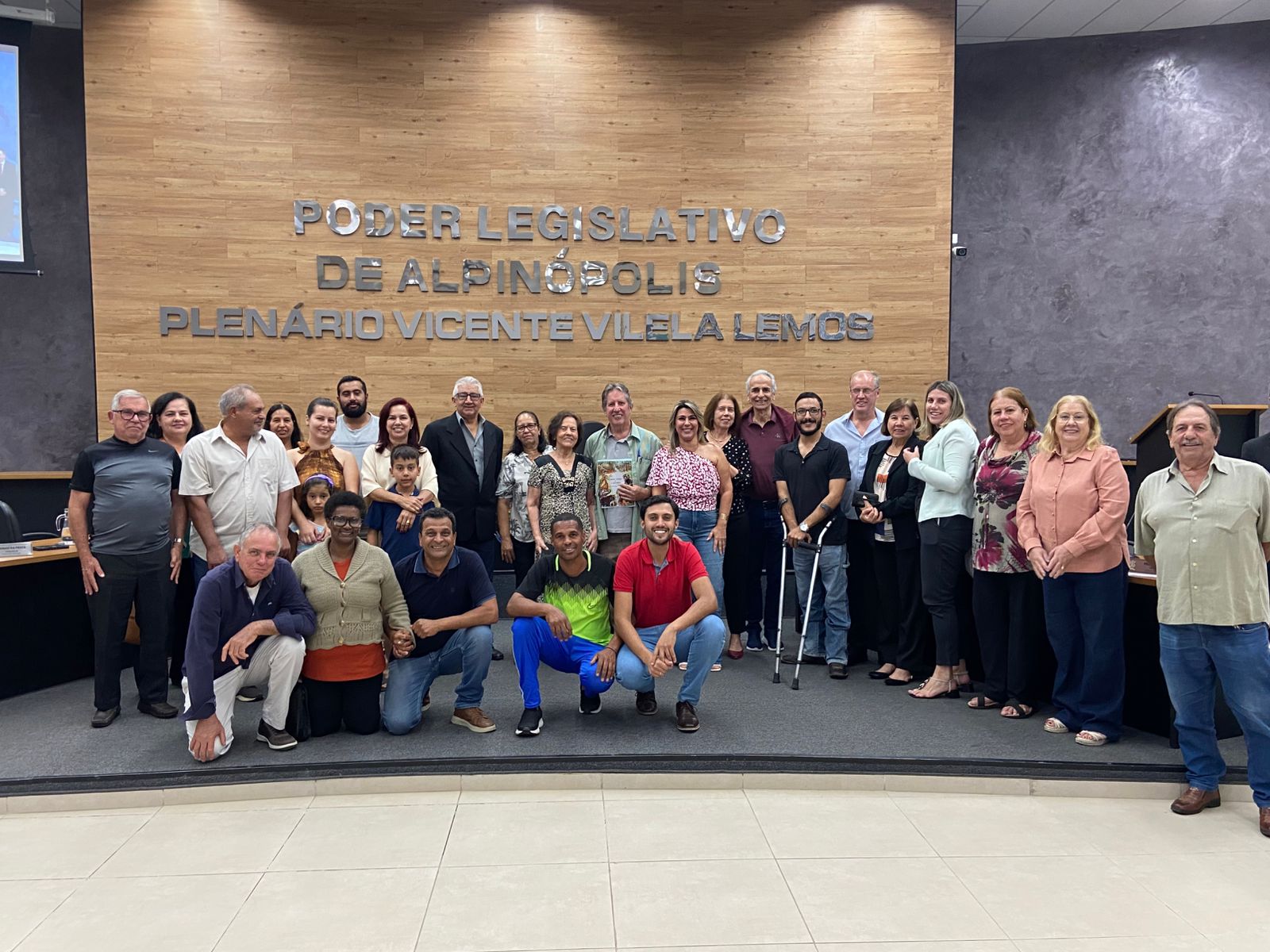 Paulo Jorge Ribeiro utiliza a Tribuna Livre da Câmara de Alpinópolis para lançar livro